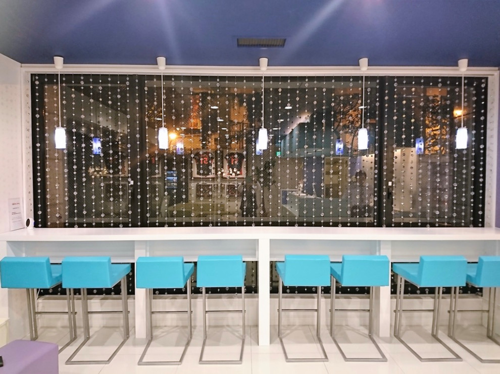 Idee per un'ampia sala pesi contemporanea con pareti blu, pavimento con piastrelle in ceramica, pavimento bianco e soffitto in carta da parati