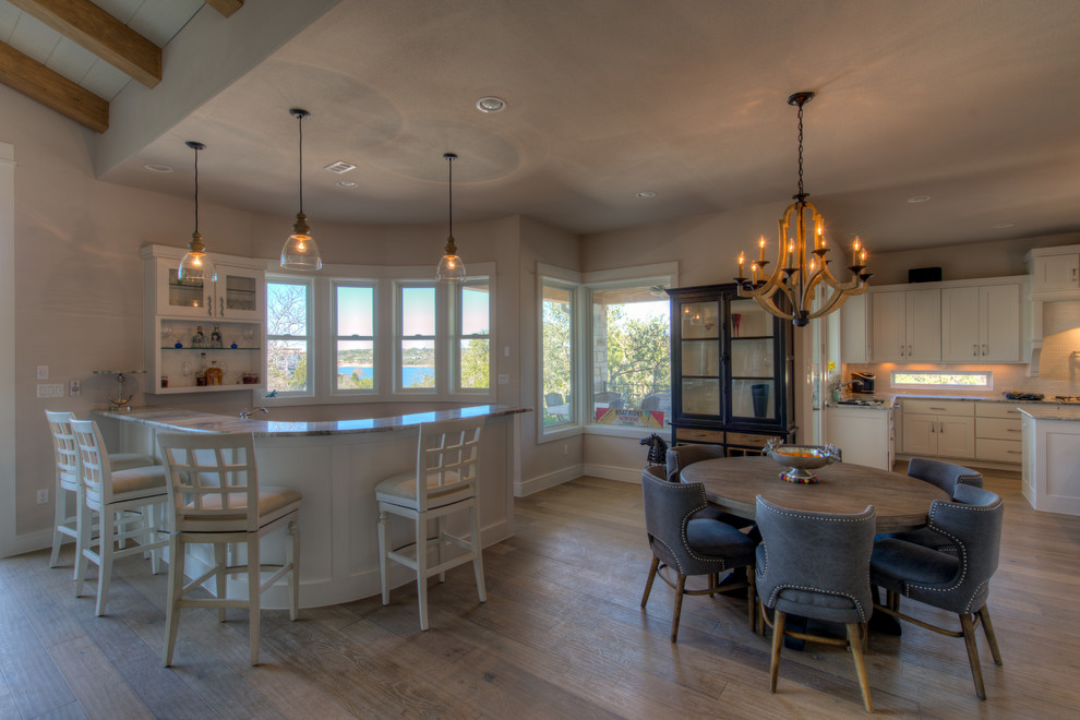 Example of a transitional eat-in kitchen design in Austin