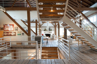 My Houzz Rustic Meets Refined In A Converted Ohio Barn Landhausstil Flur Cleveland Von Adrienne Derosa