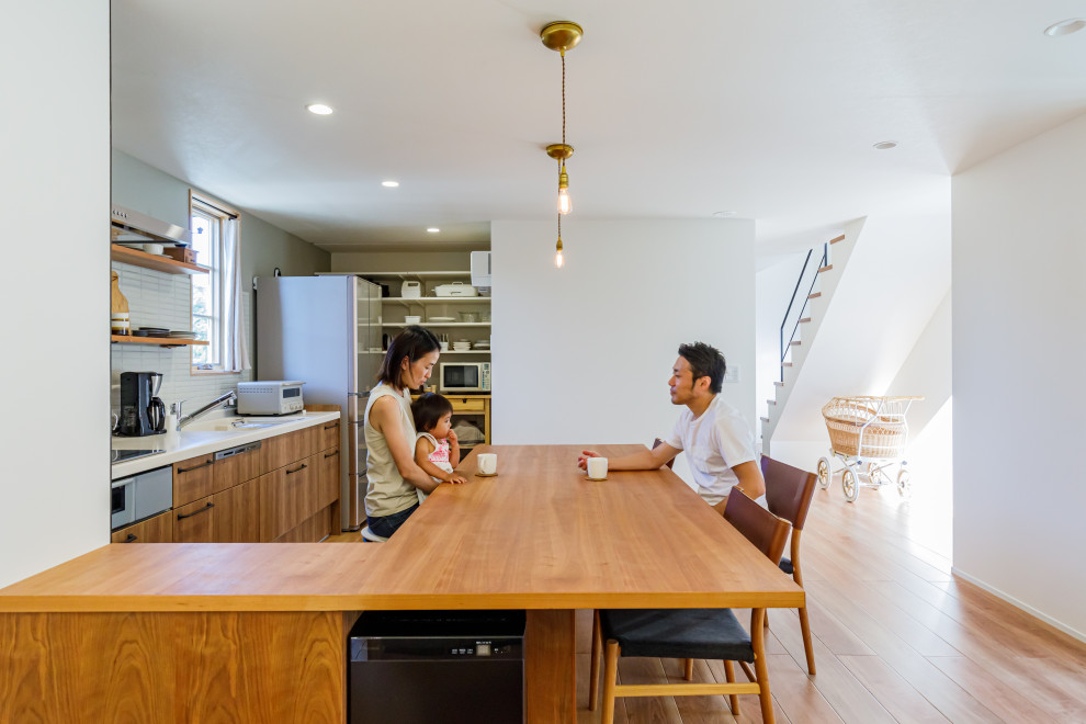 Пример оригинального дизайна: кухня-гостиная среднего размера в стиле модернизм с паркетным полом среднего тона, коричневым полом и потолком с обоями