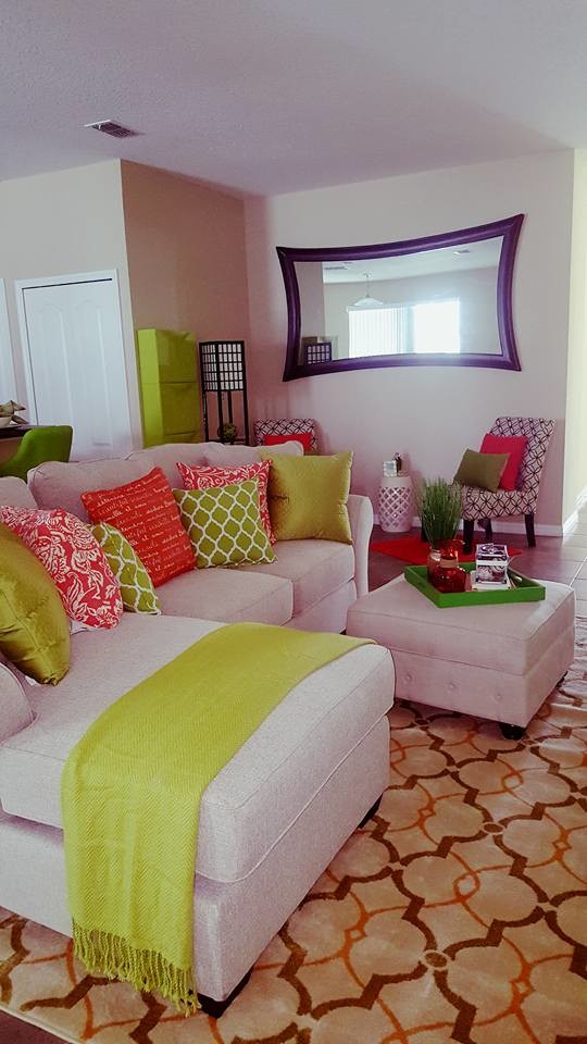 Foto di un soggiorno chic di medie dimensioni e aperto con pareti verdi, pavimento con piastrelle in ceramica e TV autoportante