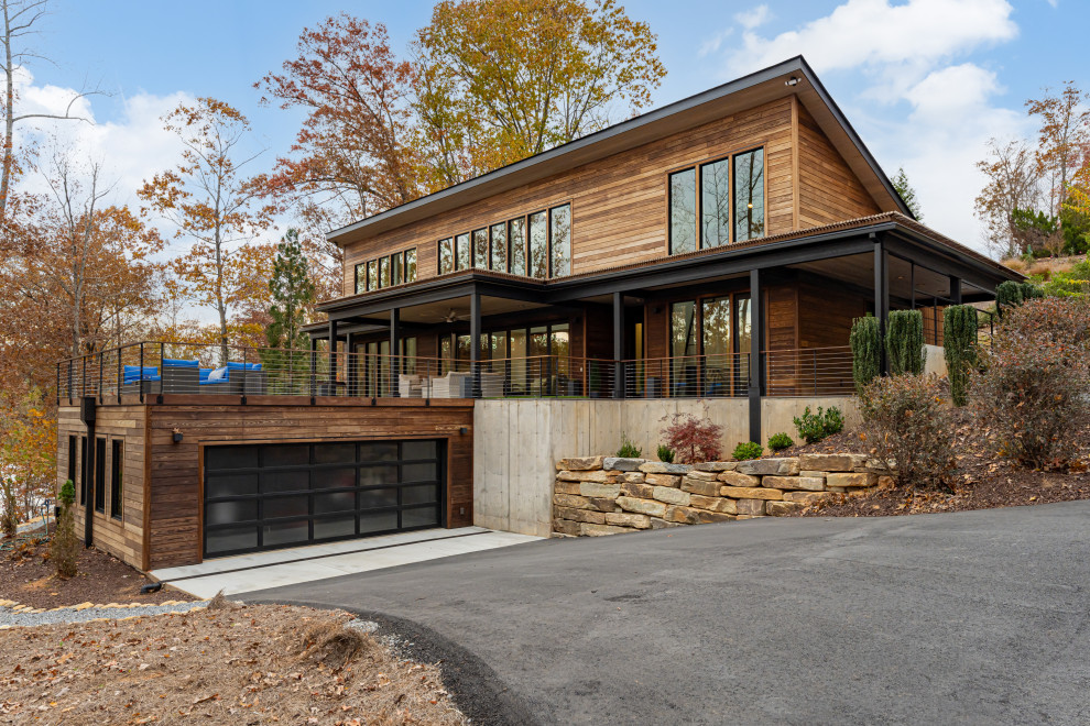 Cette image montre une petite façade de maison design en bois de plain-pied avec un toit en appentis, un toit en shingle et un toit gris.
