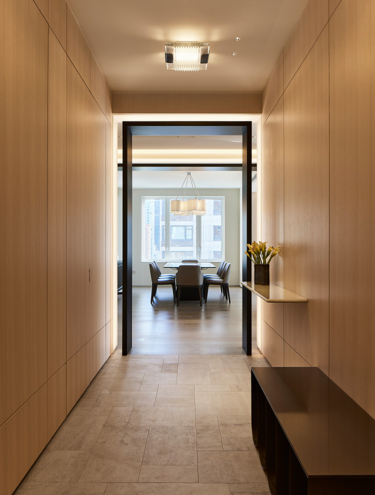 На фото: коридор среднего размера в современном стиле с полом из керамической плитки, бежевым полом и панелями на части стены