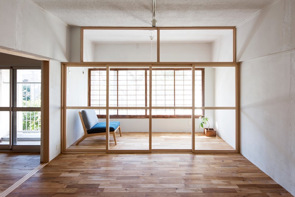 Photo of a small asian sunroom in Tokyo with medium hardwood floors and a standard ceiling.
