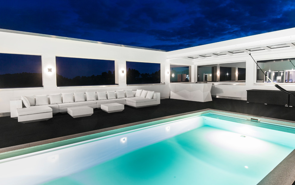 Großer Moderner Pool in Stuttgart