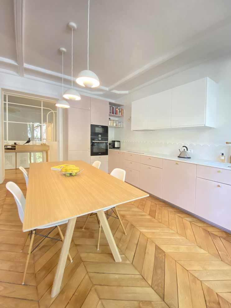 Große Moderne Wohnküche ohne Insel in L-Form mit pinken Schränken, Quarzit-Arbeitsplatte, Küchenrückwand in Weiß, Rückwand aus Keramikfliesen und weißer Arbeitsplatte in Paris