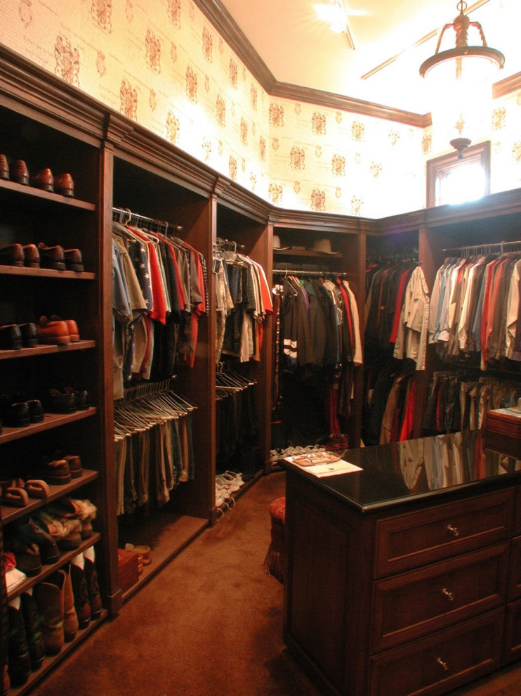 Idéer för stora vintage walk-in-closets för män, med luckor med infälld panel, skåp i mörkt trä, heltäckningsmatta och orange golv