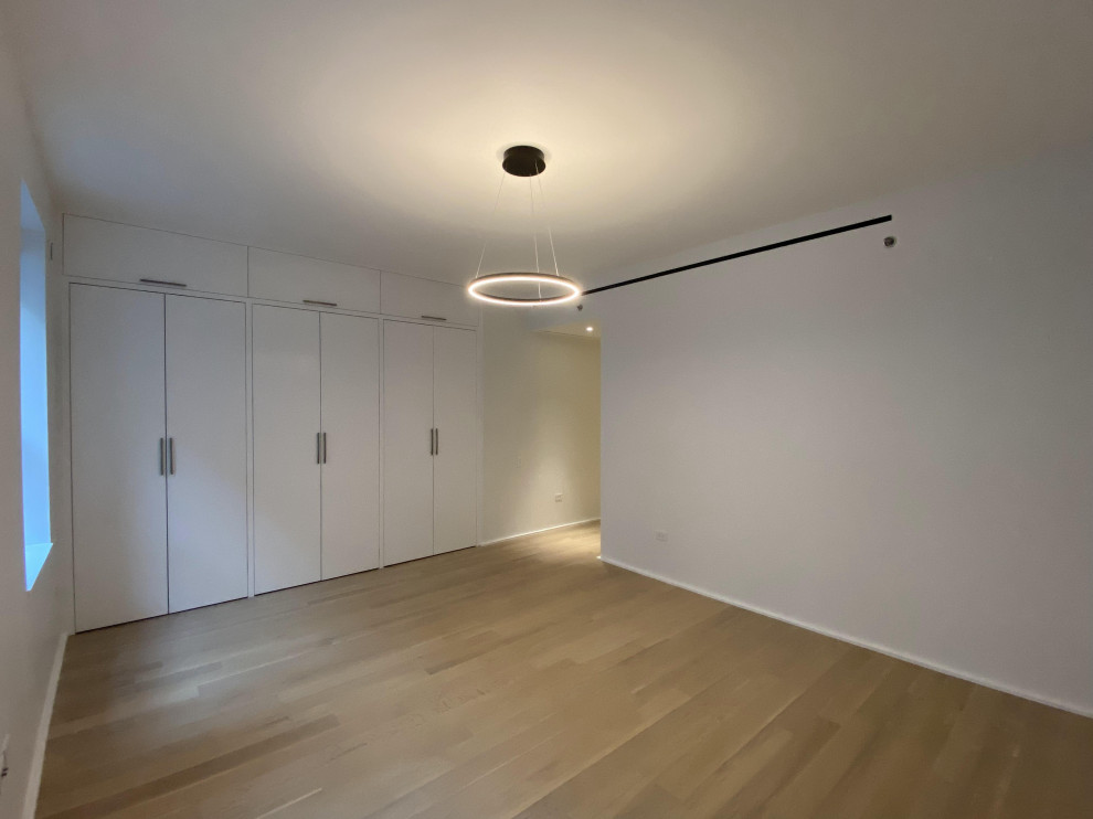 Exemple d'une salle de séjour scandinave avec un mur blanc et un sol beige.