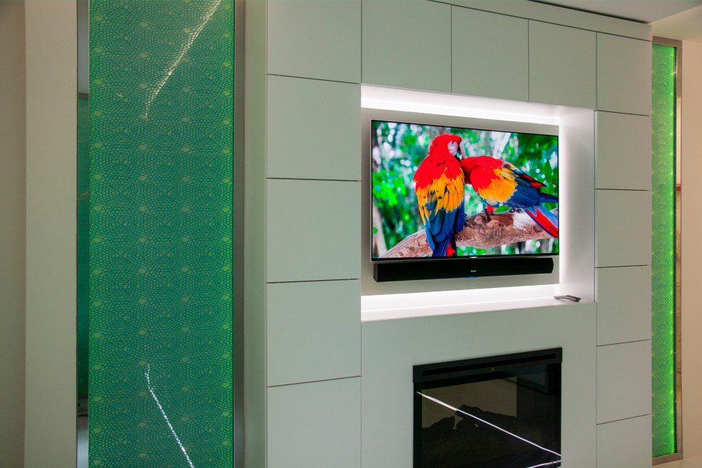 ТВ с саундбаром в спальне