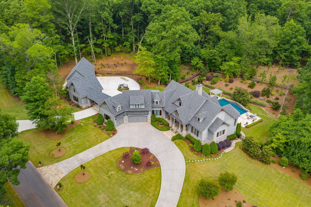 Large elegant attached four-car porte cochere photo in Charlotte