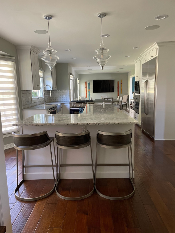 Kitchen - transitional kitchen idea in Omaha