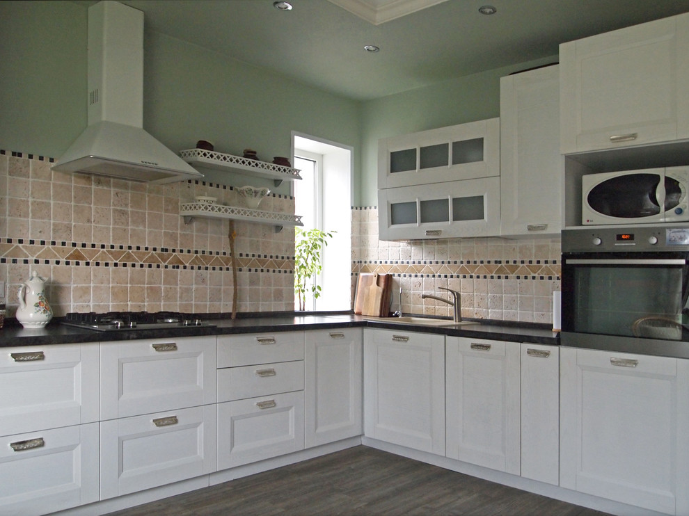 Inspiration for a farmhouse kitchen remodel in Moscow