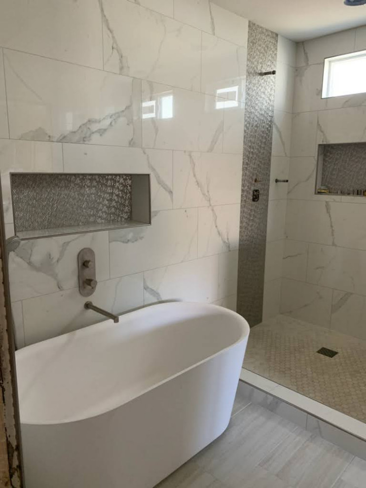 Inspiration för ett mellanstort funkis badrum, med ett fristående badkar
