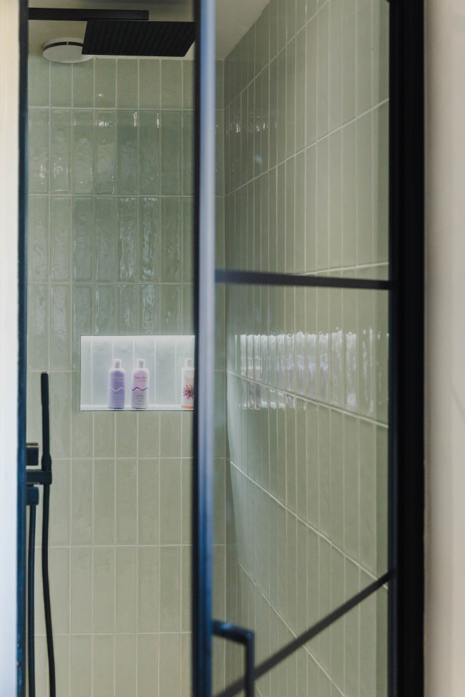 Пример оригинального дизайна: главная ванная комната среднего размера в скандинавском стиле с открытым душем, зеленой плиткой, керамической плиткой и душем с распашными дверями