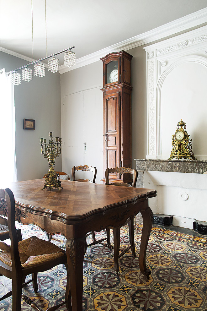 Inspiration for a mid-sized traditional separate dining room in Marseille with grey walls and ceramic floors.