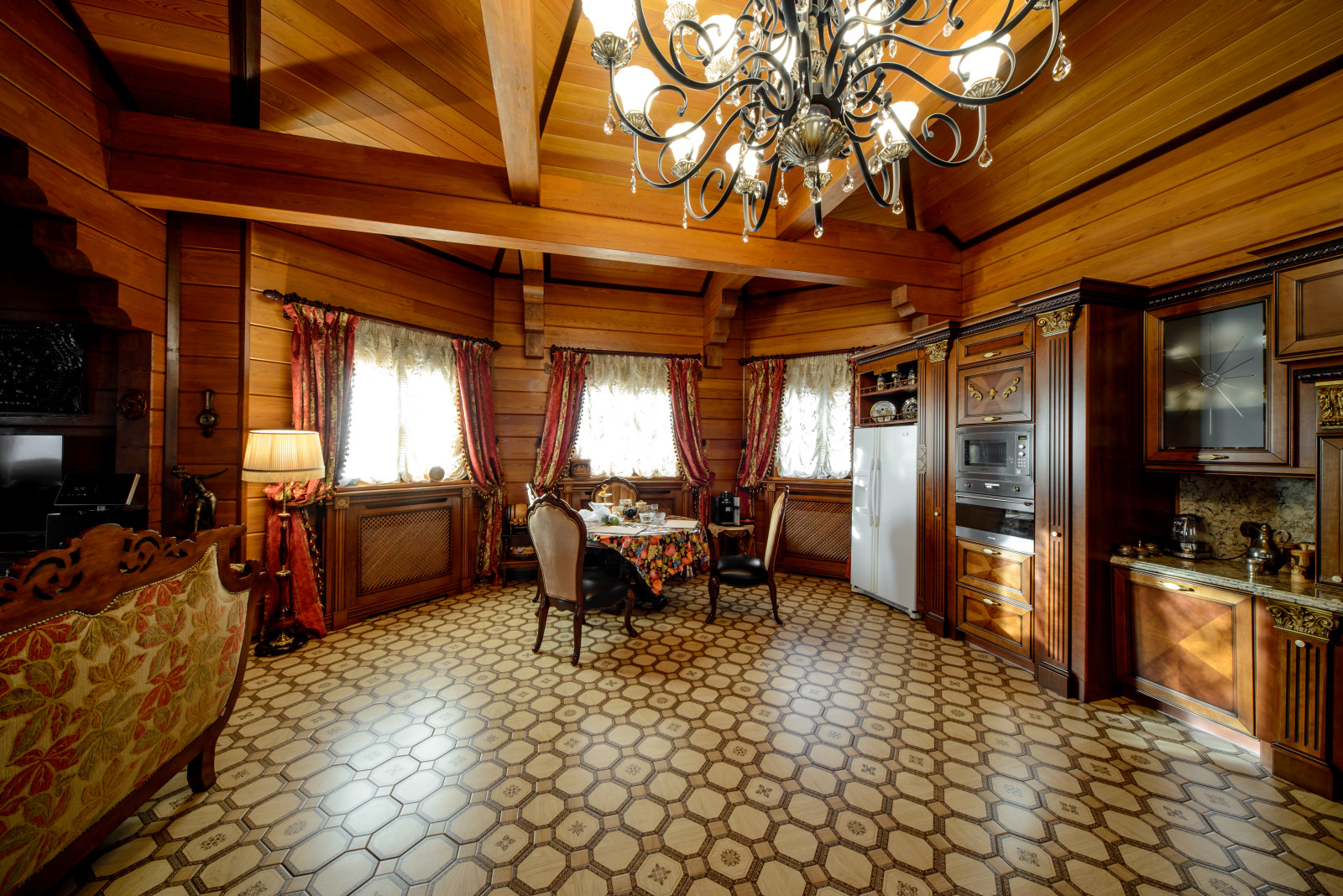 Отделка комнаты отдыха и кухни в деревянном доме