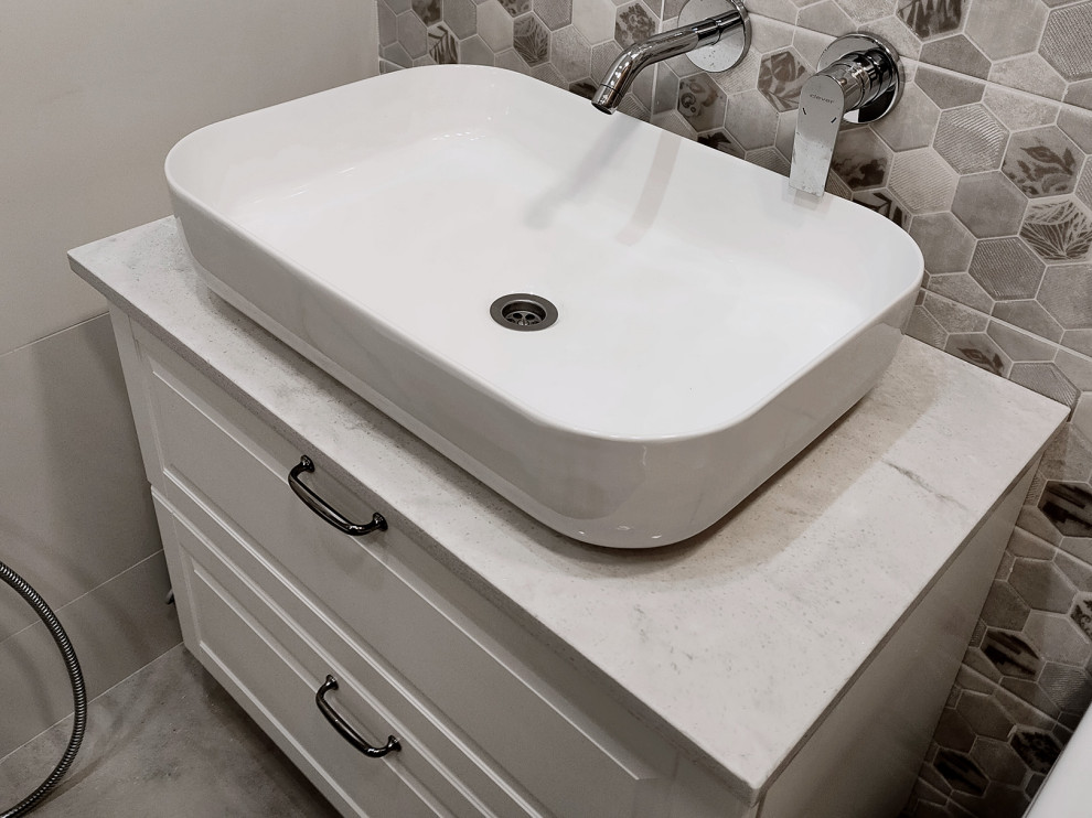 Idéer för att renovera ett litet funkis grå grått badrum, med bänkskiva i akrylsten