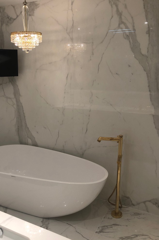 Example of an eclectic bathroom design in Montreal