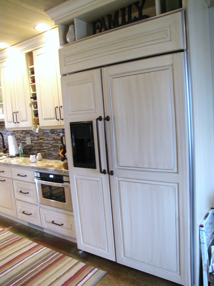 Esempio di una cucina boho chic con lavello a vasca singola, ante con bugna sagomata, ante beige, top in granito, paraspruzzi beige e elettrodomestici in acciaio inossidabile