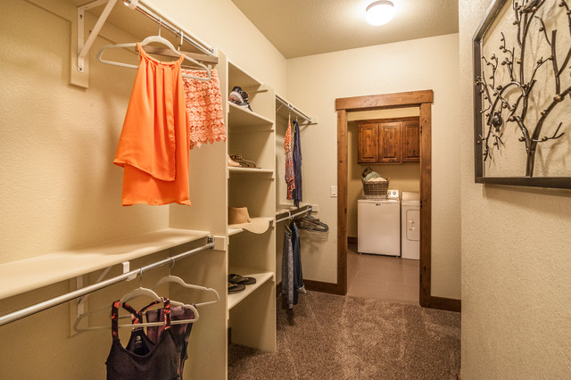 Bridgewater Model Home classico-lavanderia