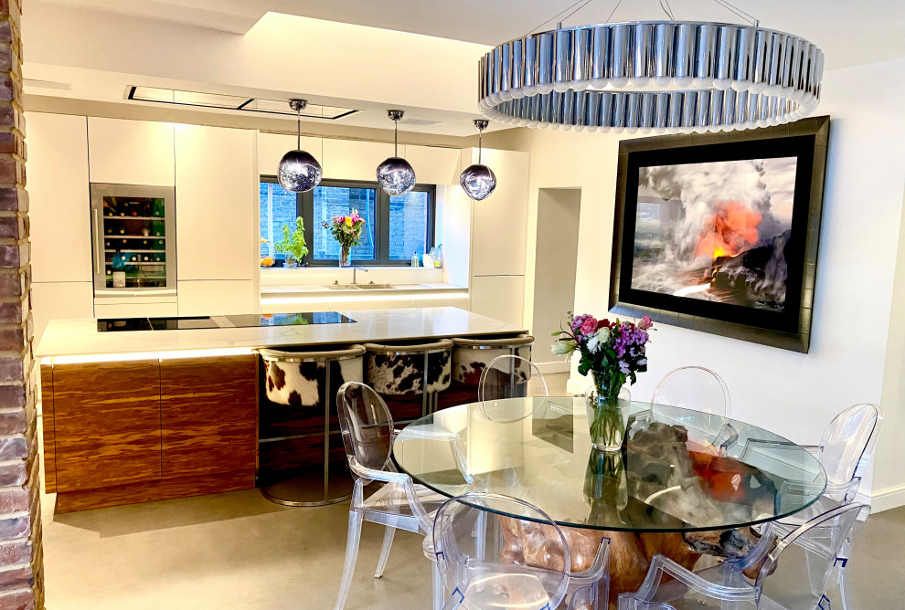 Immagine di una grande sala da pranzo aperta verso la cucina minimalista con pareti bianche, pavimento in cemento, pavimento grigio, soffitto a cassettoni e pareti in mattoni