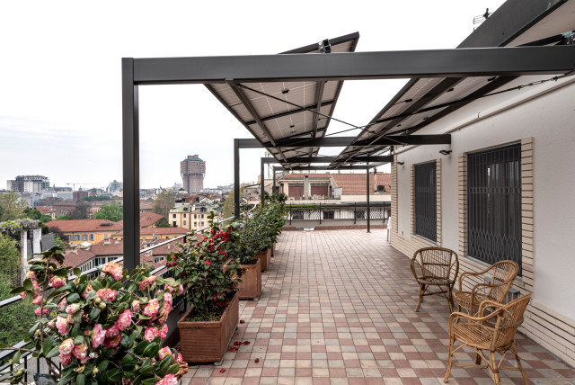 GUASTALLA PENTHOUSE moderno-terraza-y-balcon