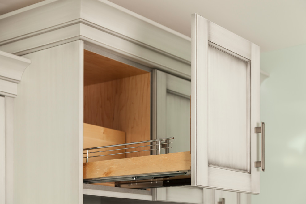 Kitchen - transitional kitchen idea in Toronto