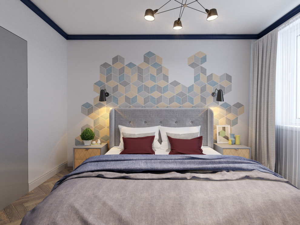Спальня с синими карнизами и пробковым панно за изголовьем