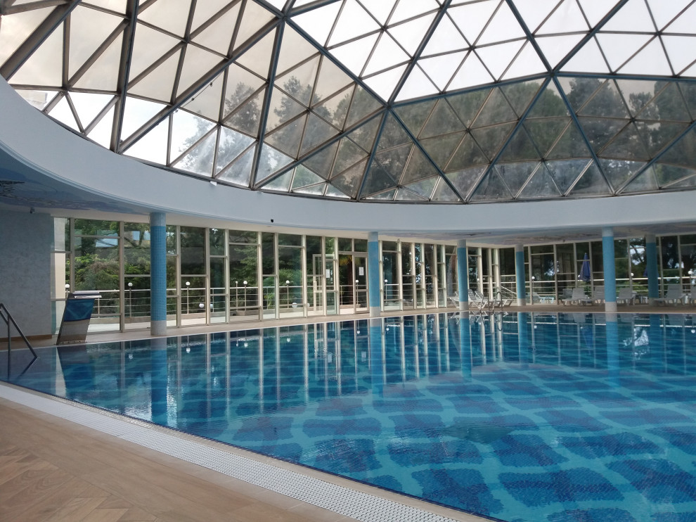 Остекление отеля "Амра"