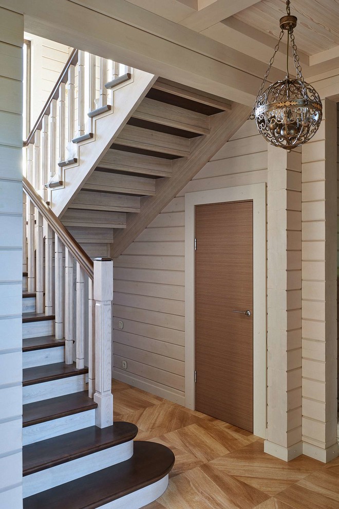 Лестница в доме из клееного бруса