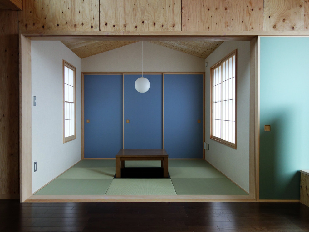 Стильный дизайн: маленькая гостевая спальня (комната для гостей) с серыми стенами, татами, зеленым полом, сводчатым потолком, обоями на стенах и синими шторами без камина для на участке и в саду - последний тренд