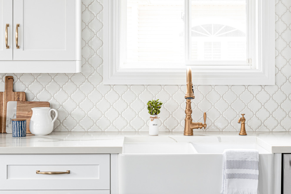 Example of a transitional home design design in Toronto