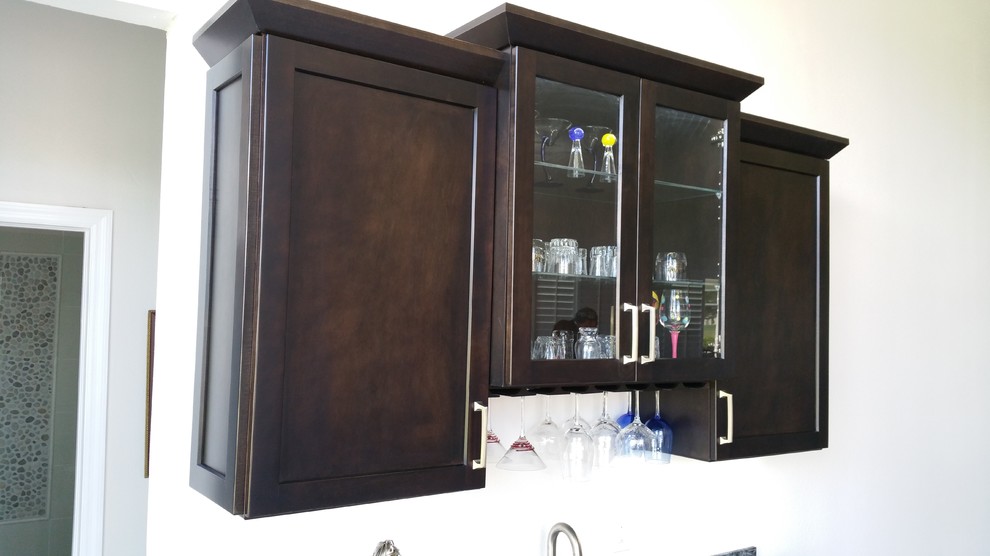This is an example of a small transitional home bar in Tampa.