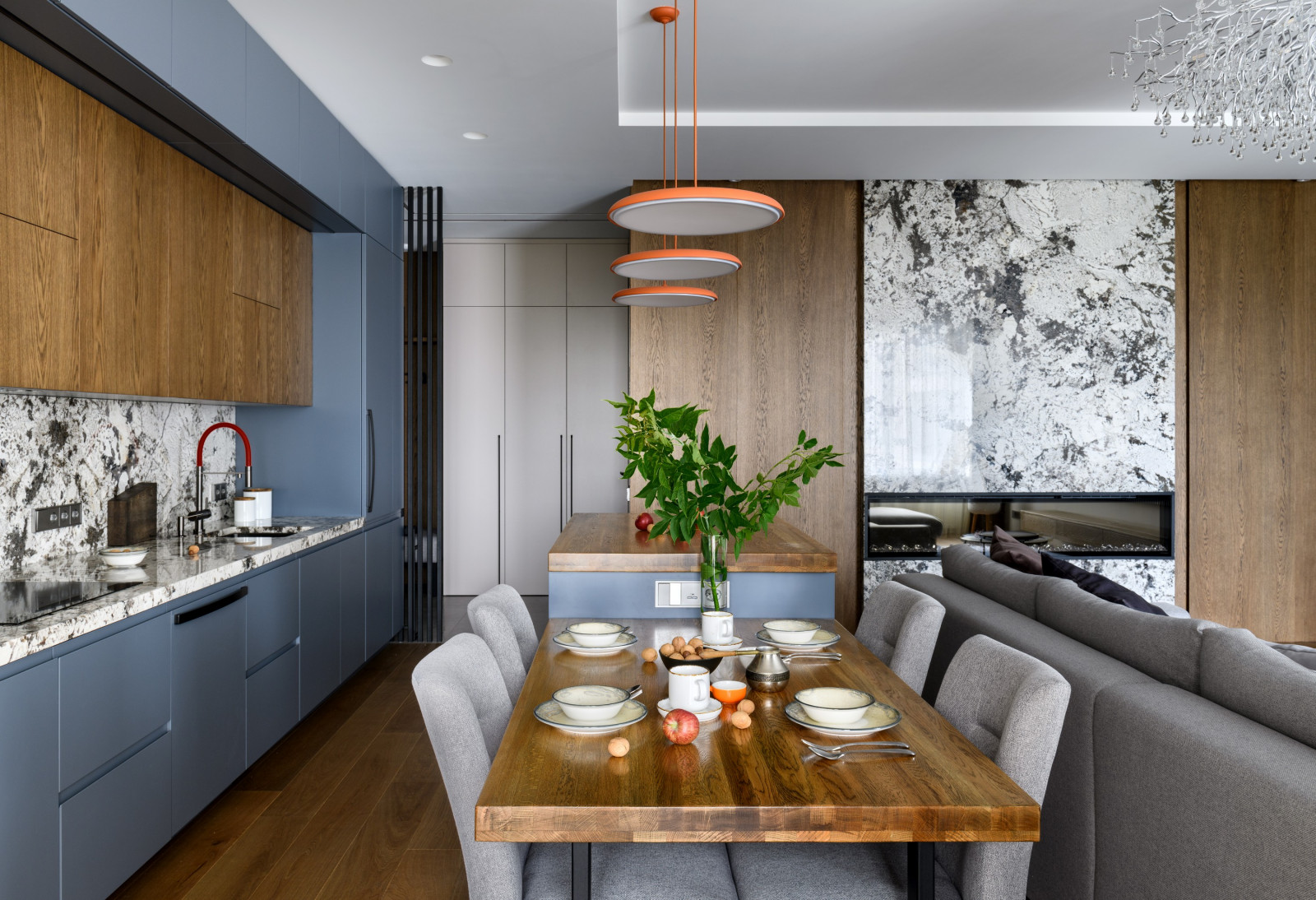 Натуральные материалы в интерьере трехкомнатной квартиры