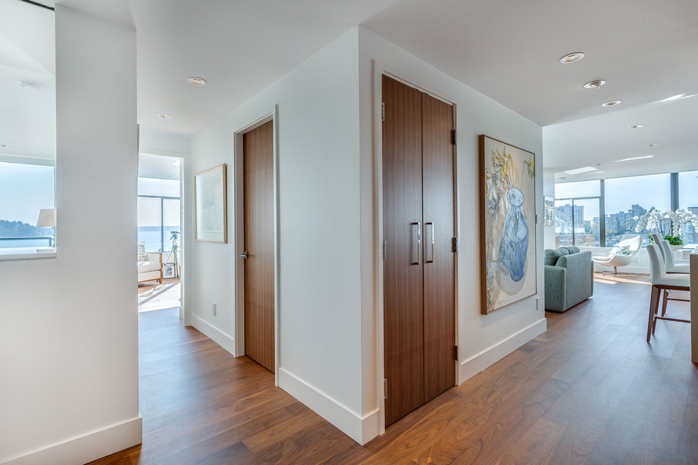 Example of a transitional entryway design in Vancouver
