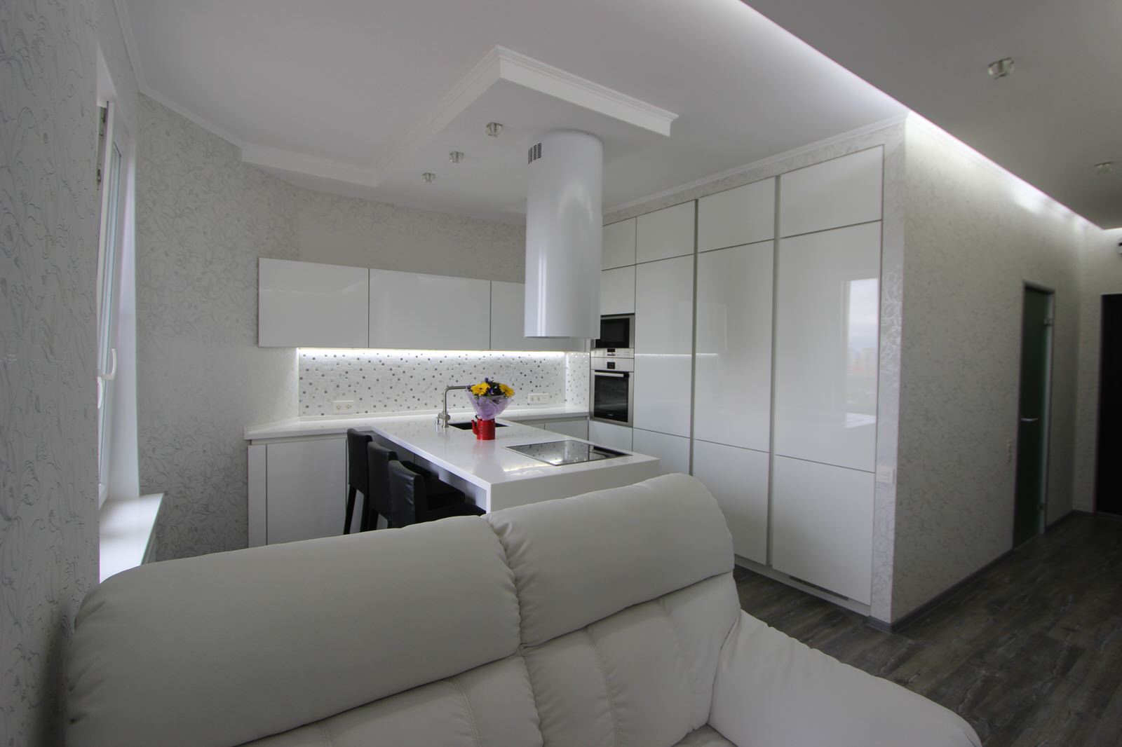 Белая кухня со встроенной техникой, "Белый лотос"