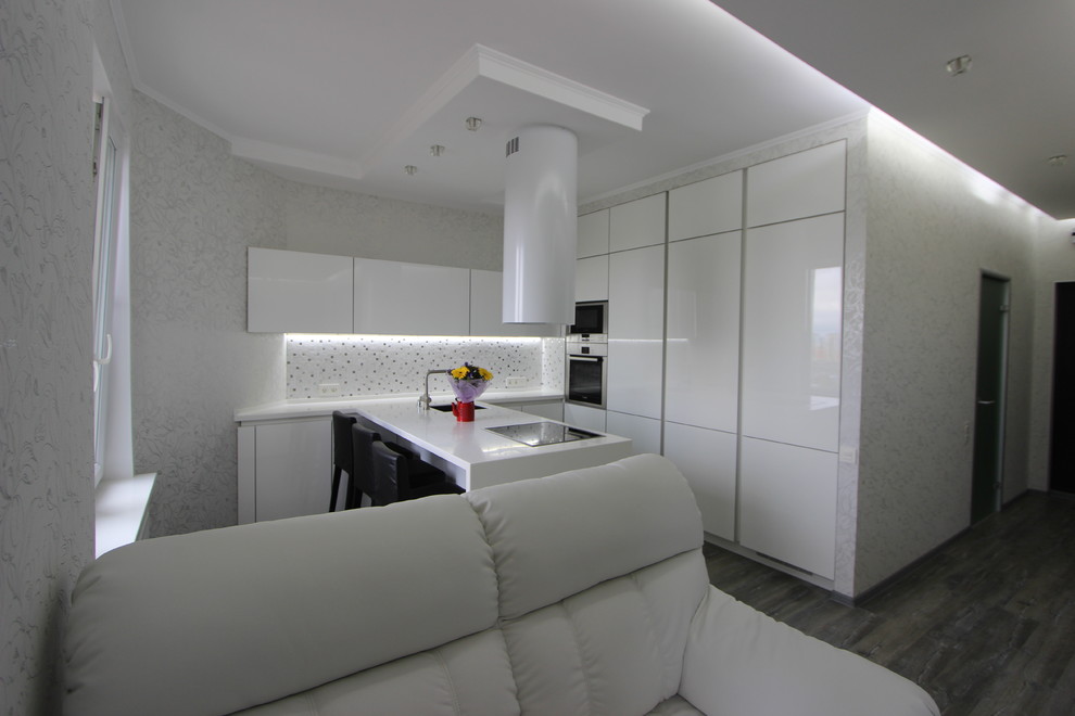 Белая кухня со встроенной техникой, "Белый лотос"