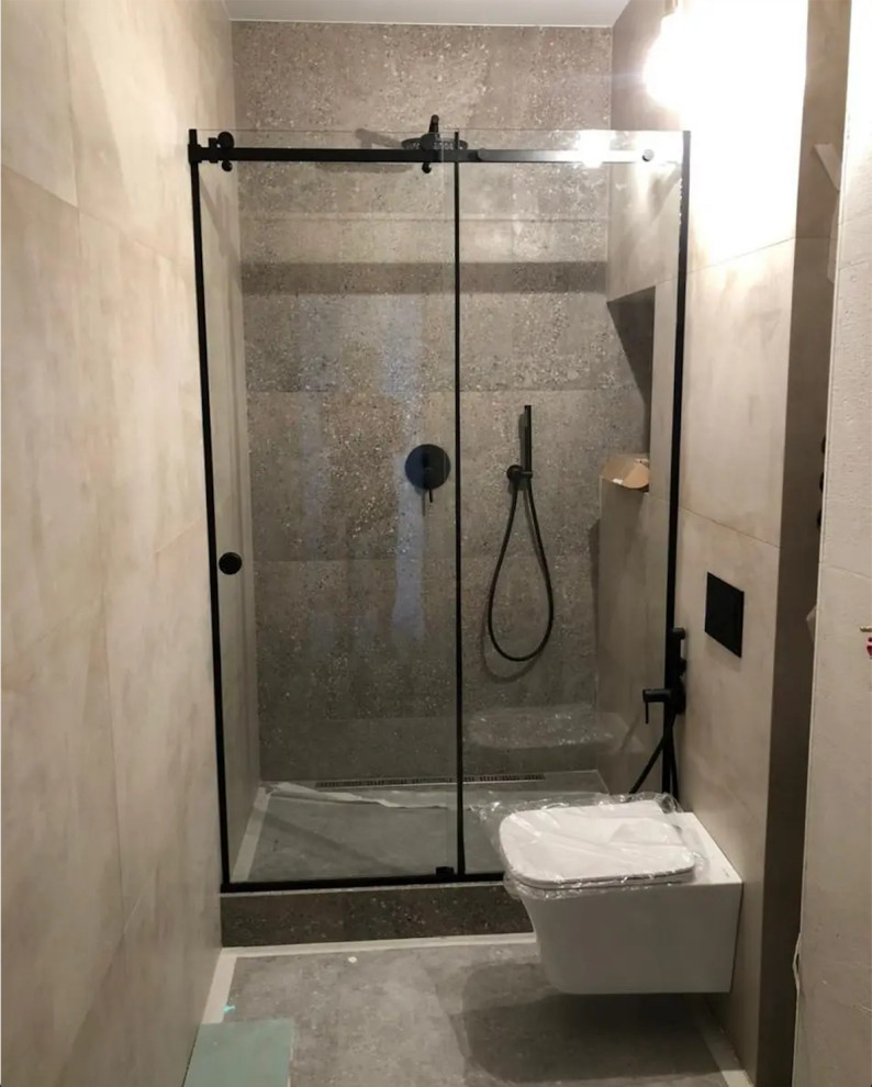 На фото: ванная комната среднего размера с душем в нише, душевой кабиной и душем с раздвижными дверями