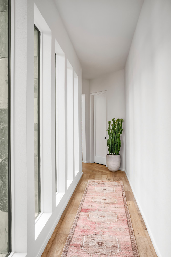 Landhaus Flur mit weißer Wandfarbe und hellem Holzboden in Austin