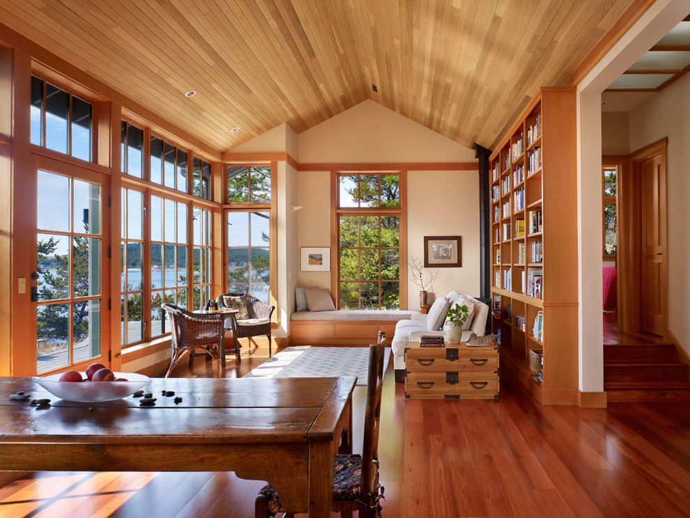 Inspiration for a traditional living room in Seattle with a library.