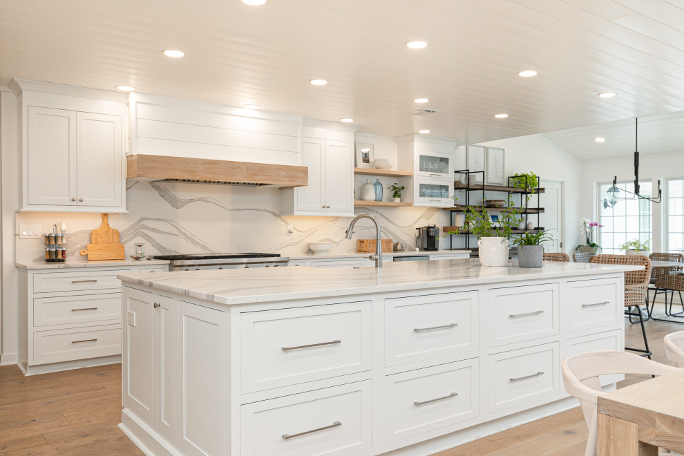 Inspiration for a kitchen in Atlanta with shaker cabinets, white cabinets, quartz benchtops, engineered quartz splashback, stainless steel appliances, light hardwood floors and with island.