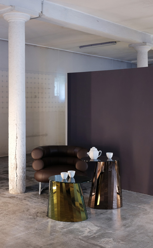 Kleines, Offenes Modernes Wohnzimmer mit lila Wandfarbe, Betonboden und grauem Boden in München