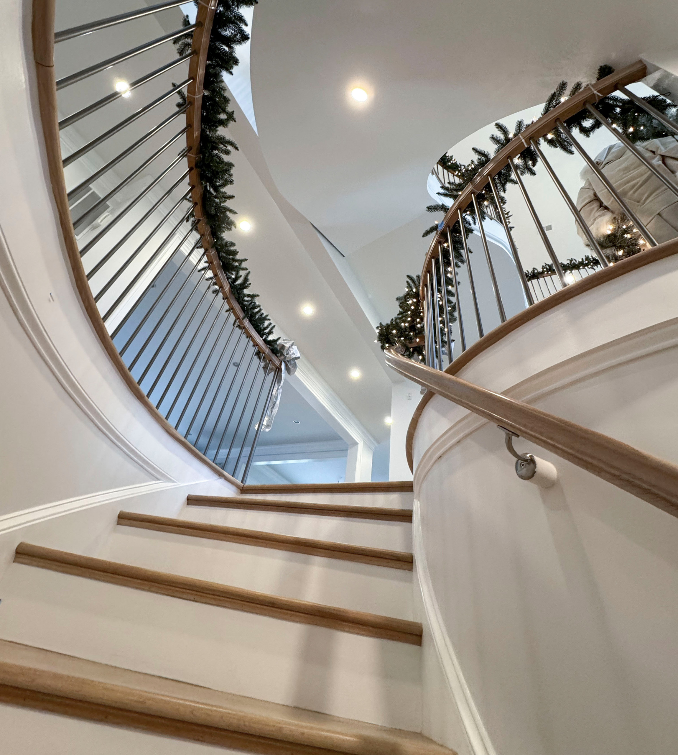 116_Elegant & Eye-catching Curved Staircase, Leesburg VA 20175