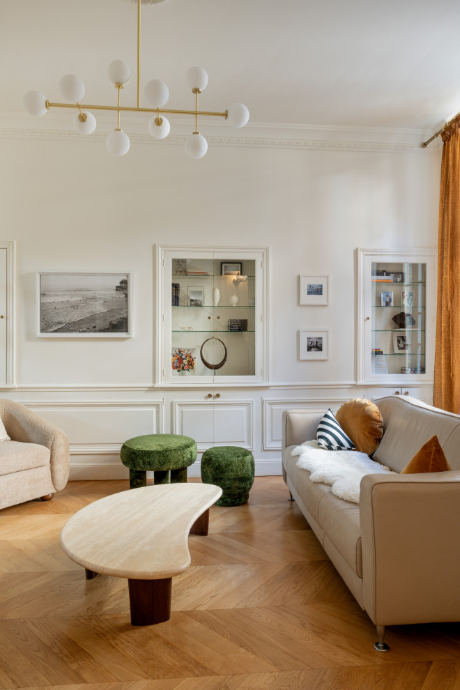 Foto di un soggiorno minimal con pareti bianche, pavimento in legno massello medio, pavimento marrone e boiserie