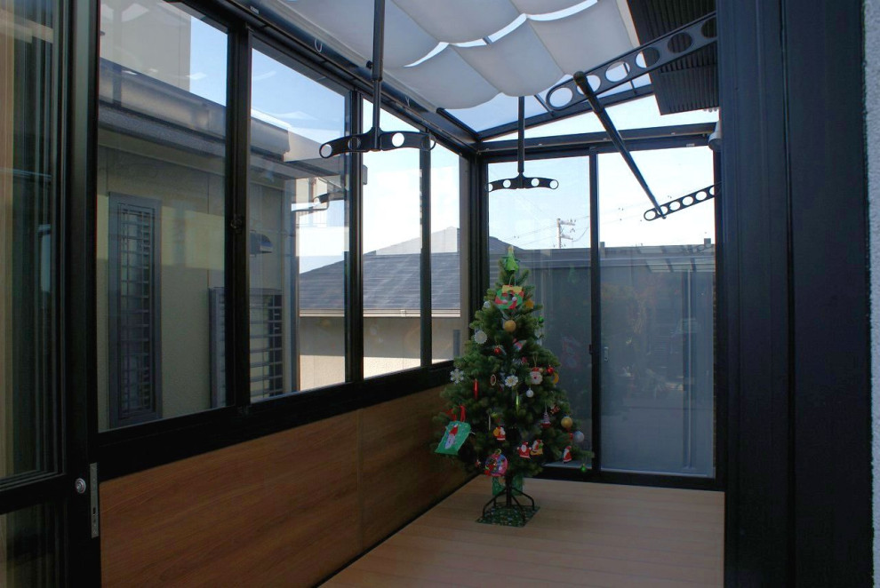 Exempel på ett mellanstort uterum, med plywoodgolv, tak och brunt golv