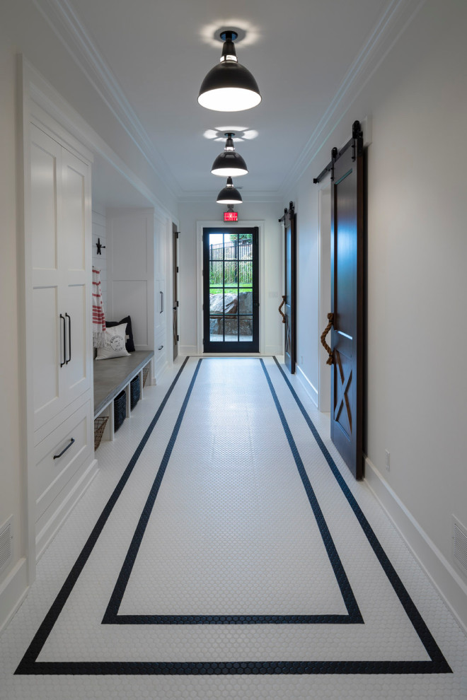 Источник вдохновения для домашнего уюта: коридор в морском стиле с белыми стенами, полом из керамической плитки, белым полом и многоуровневым потолком