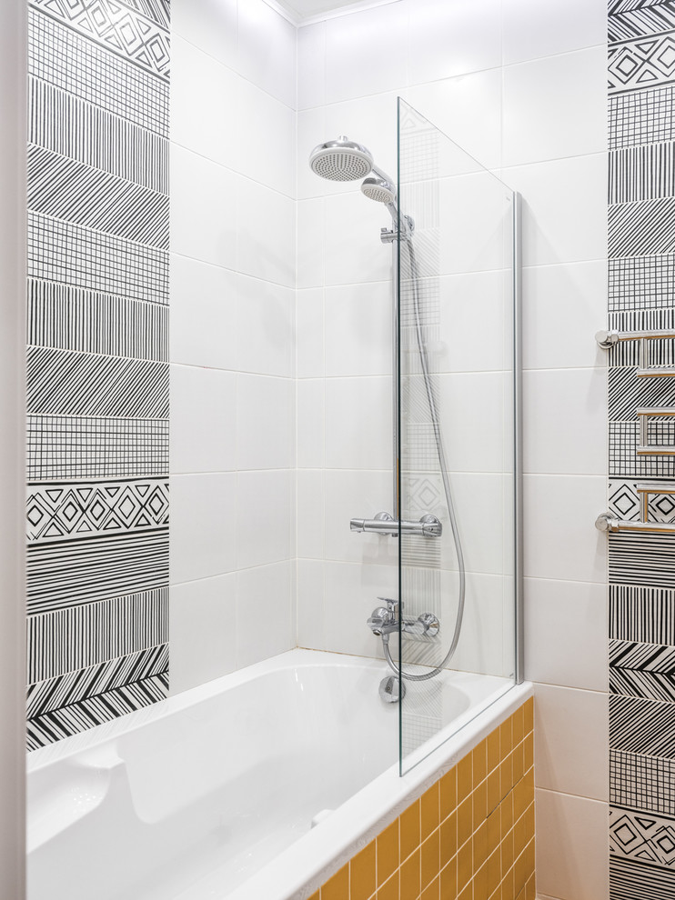 Mid-sized contemporary master bathroom in Moscow with white tile, black and white tile, ceramic tile, an alcove tub and a shower/bathtub combo.