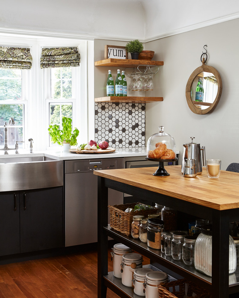 Kitchen - transitional kitchen idea in Toronto
