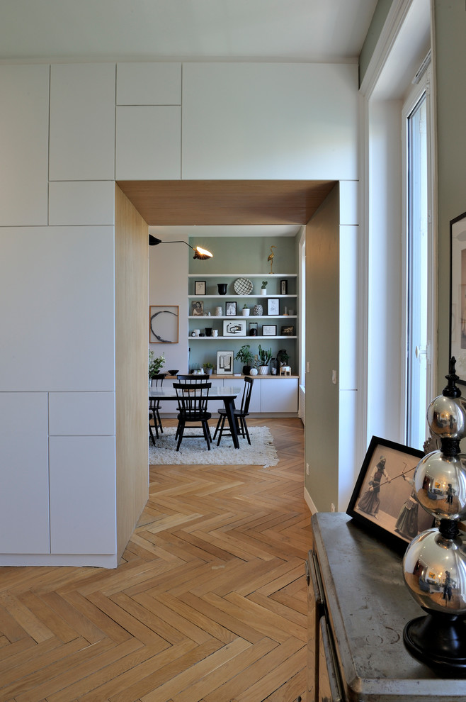 Design ideas for a contemporary family room in Lyon.