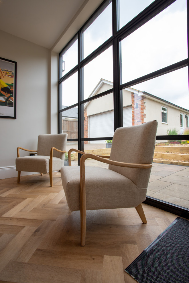 Mittelgroße Klassische Wohnküche mit braunem Holzboden und braunem Boden in Essex
